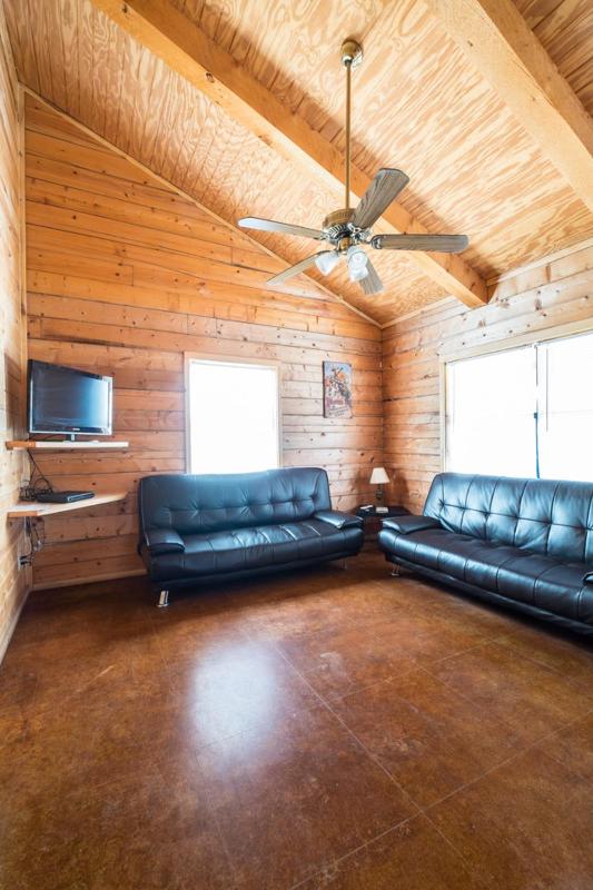 Three-Bedroom Cabin image 4