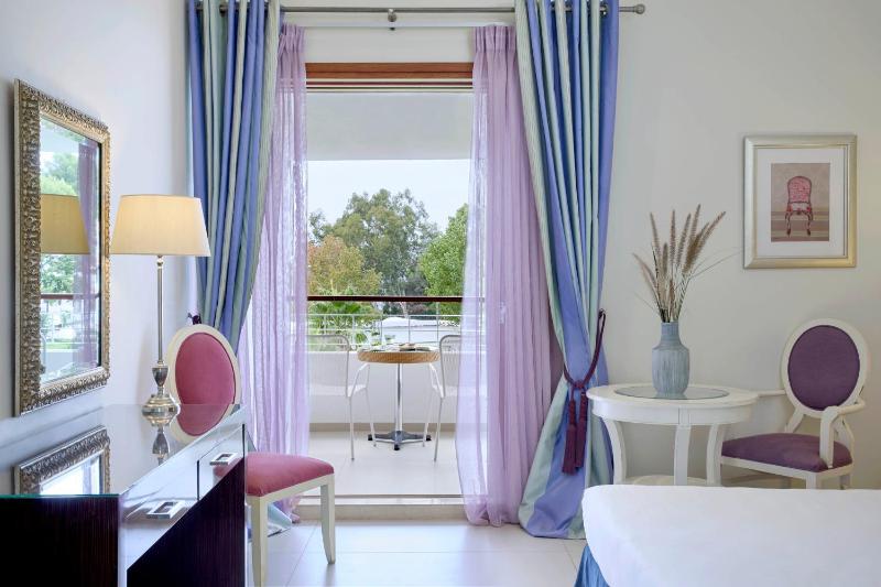 Superior Double Room with Sea View image 3