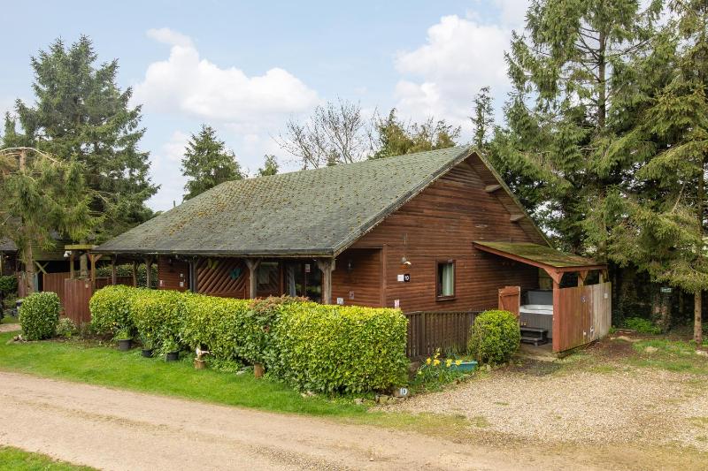 One-Bedroom Lodge with Hot Tub image 1