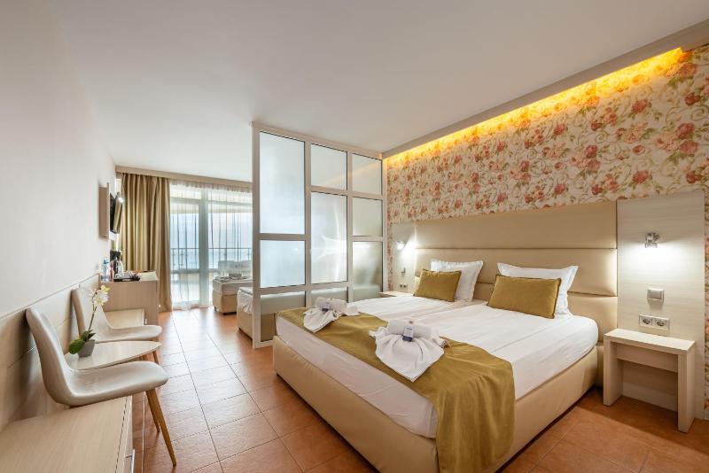 Studio with Sea View and Balcony image 4