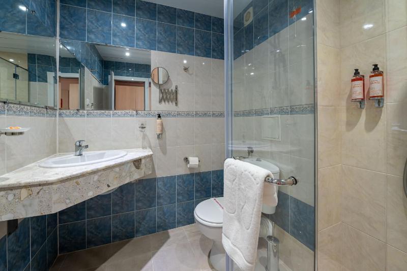 Twin Room with Sea View and Balcony with Free Beach Access image 2