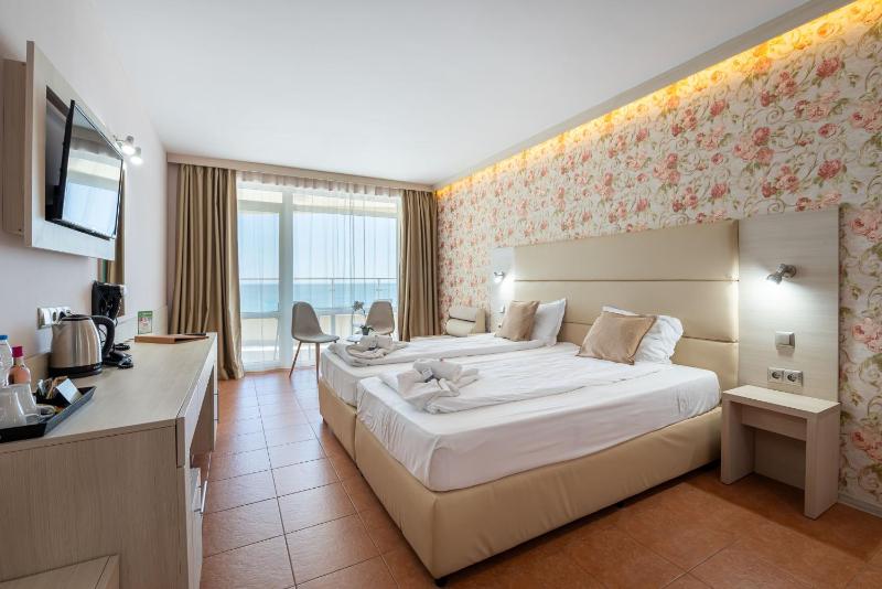 Twin Room with Sea View and Balcony with Free Beach Access image 4