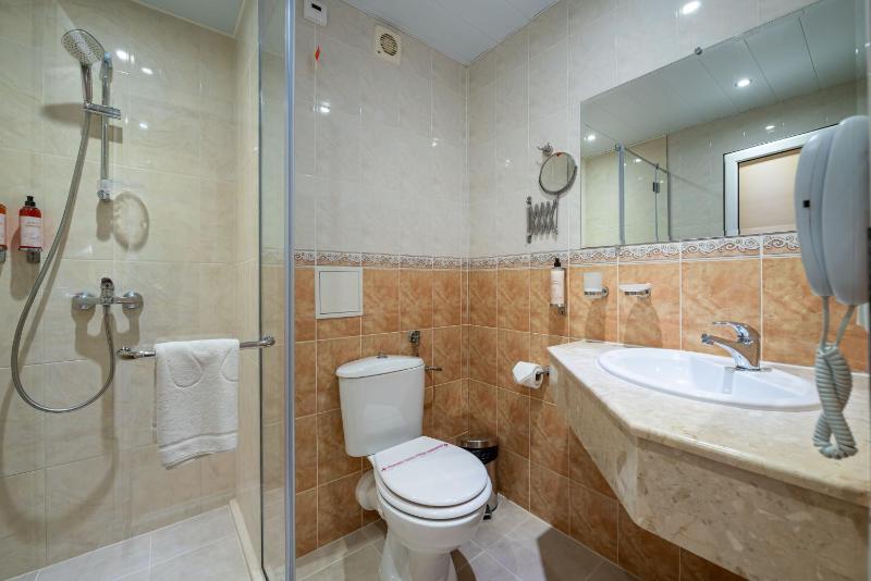 Twin Room with Partial Sea View and Balcony image 2