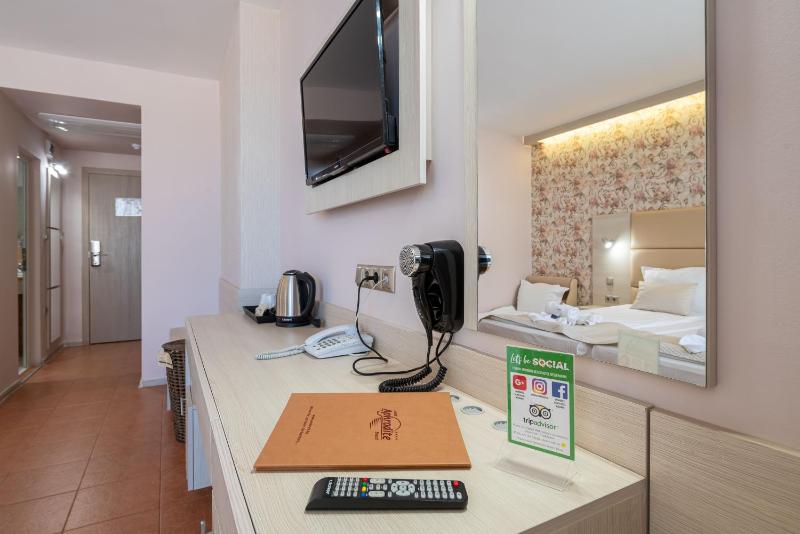 Twin Room with Partial Sea View and Balcony image 3