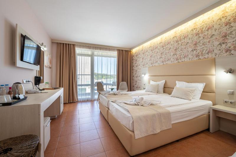 Twin Room with Partial Sea View and Balcony image 4