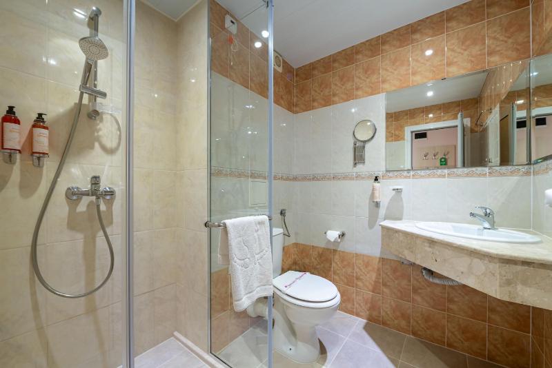 Twin Room with Garden View and Balcony image 2