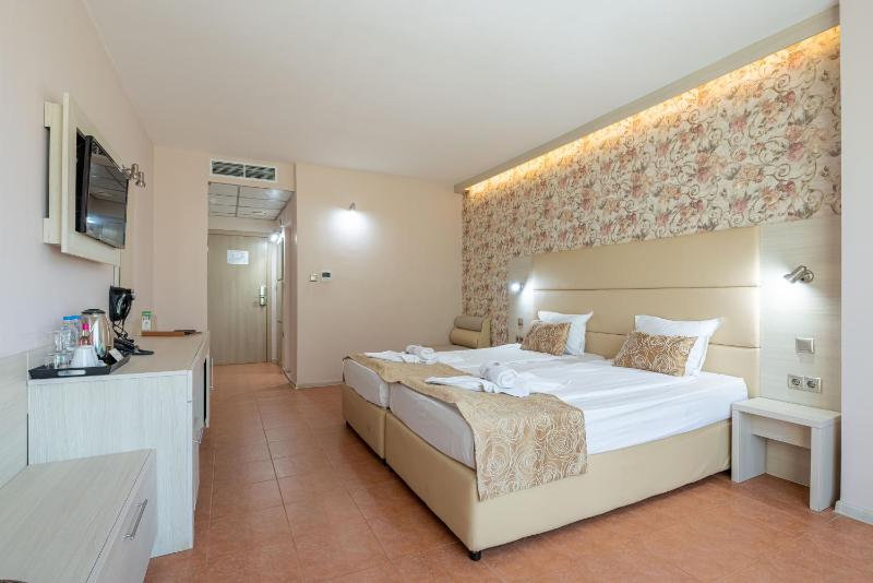 Twin Room with Garden View and Balcony image 4