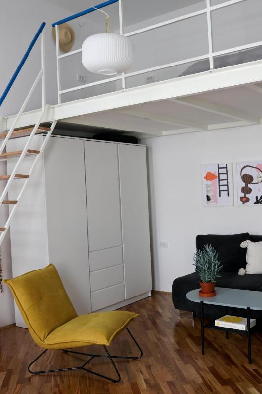 Artists Flat in City Centre - image 9