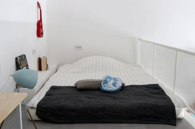 Artists Flat in City Centre - image 12