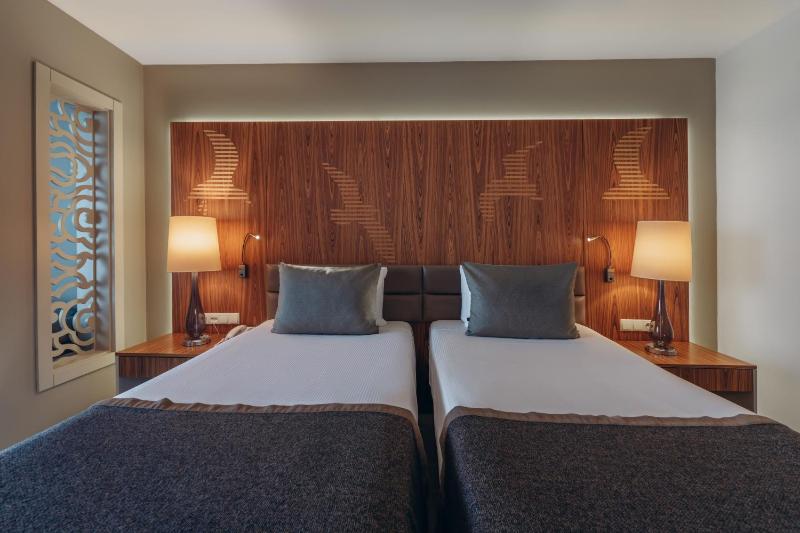 Standard Double or Twin Room with French balcony and Land view image 1