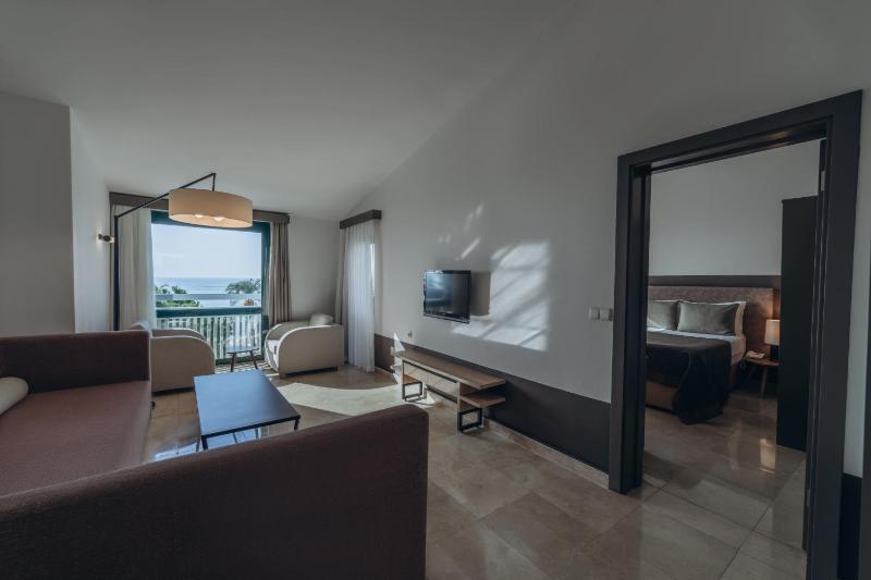 Suite with Sea View image 2
