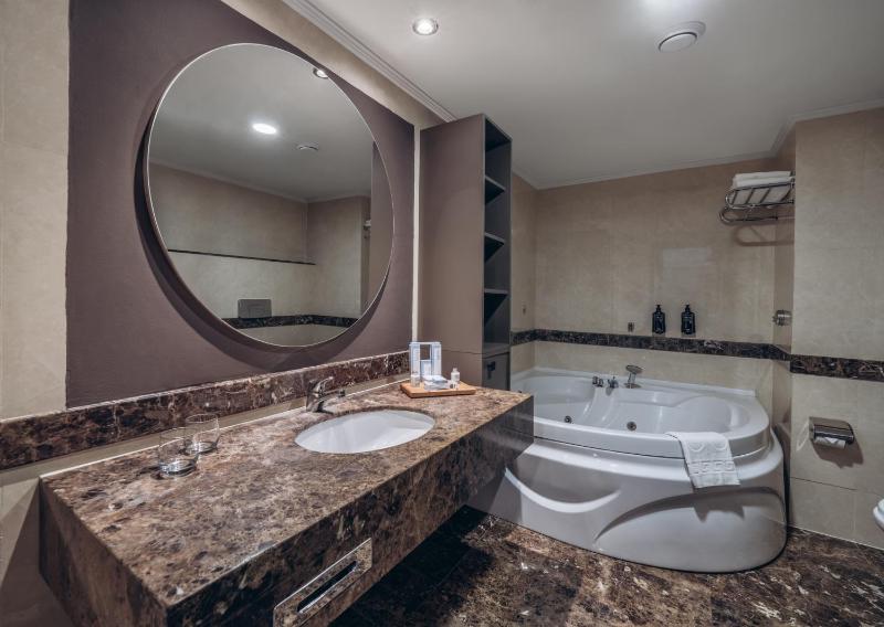 Suite with Sea View image 4