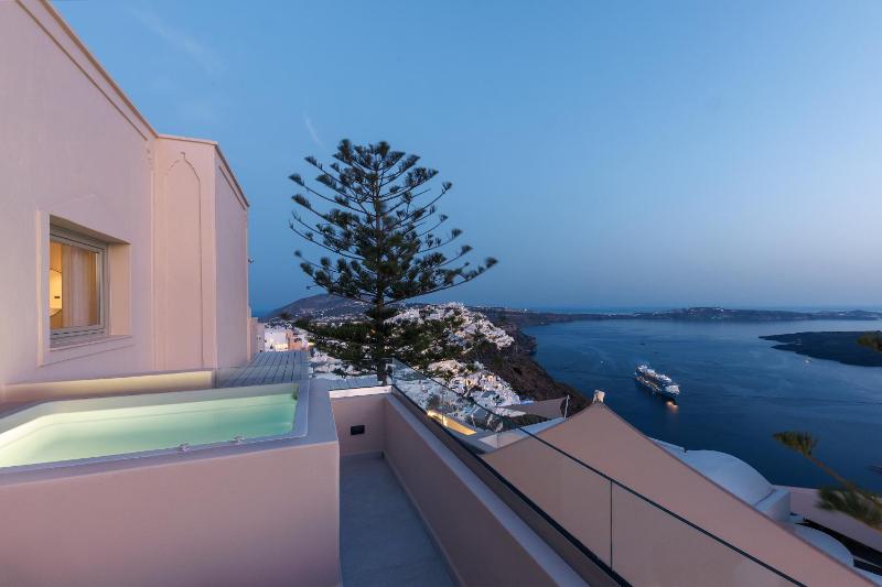 Deluxe Suite with Hot Tub and Sea View image 3