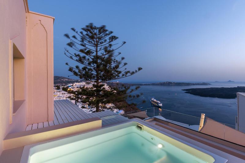 Deluxe Suite with Hot Tub and Sea View image 2