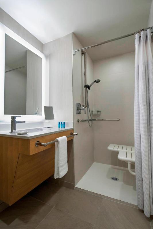 Guest Room, 1 King image 4