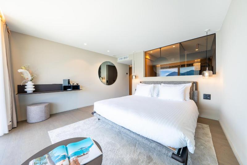 Double Room with Lake View and Balcony image 3