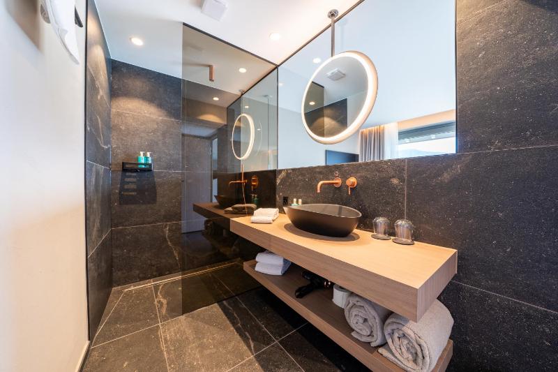 Suite with Lake View image 3