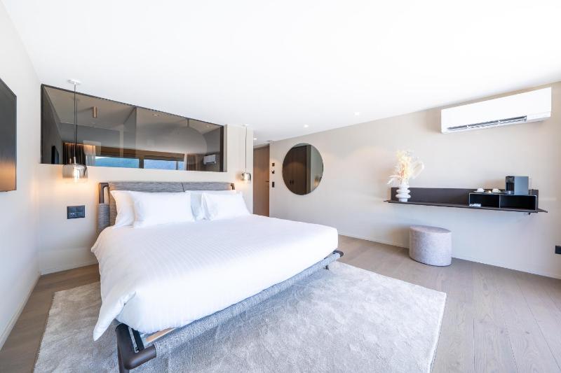 Suite with Lake View image 3