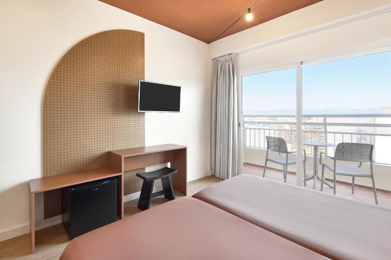 Double Room with Side Sea View  (2 Adults) - Bed & Unlimited Brunch  image 3