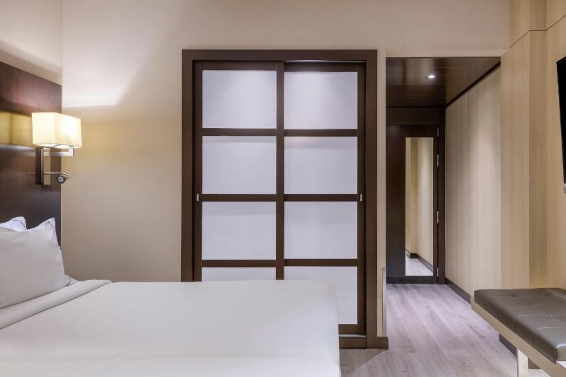 Standard Twin Room image 1