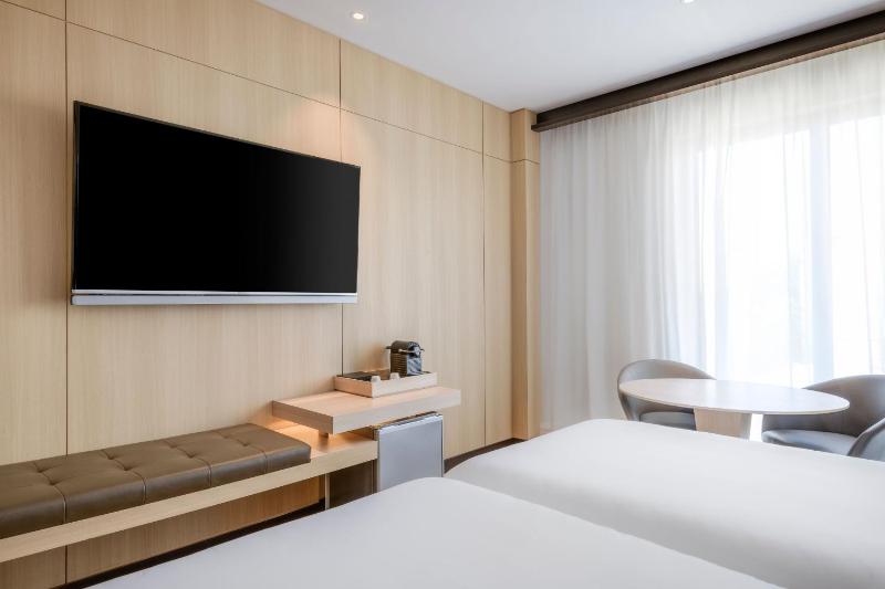 Standard Twin Room image 3