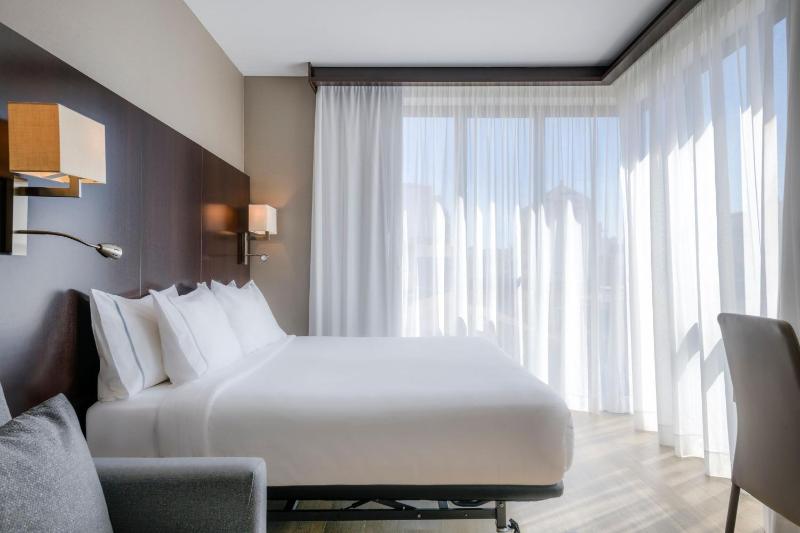 Superior King Room image 4