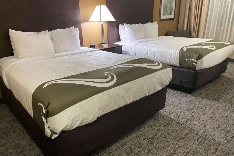 Queen Room with Two Queen Beds - Non-Smoking image 3