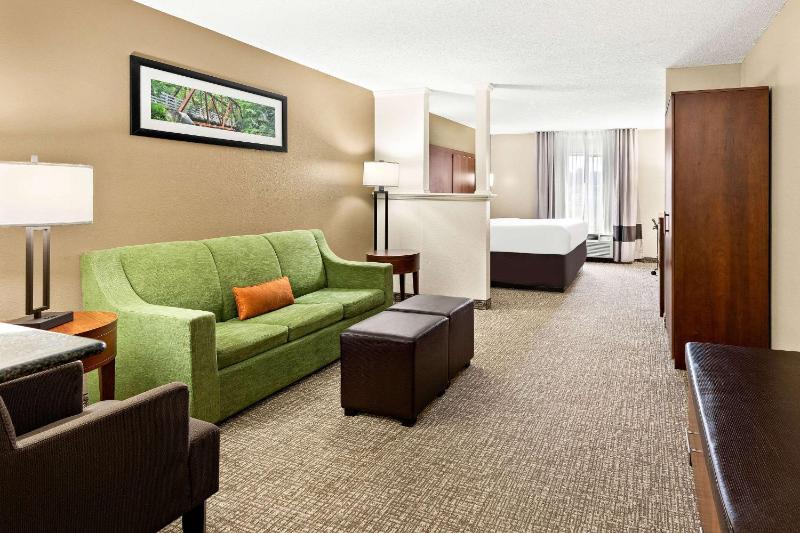 King Suite - Non-Smoking image 3