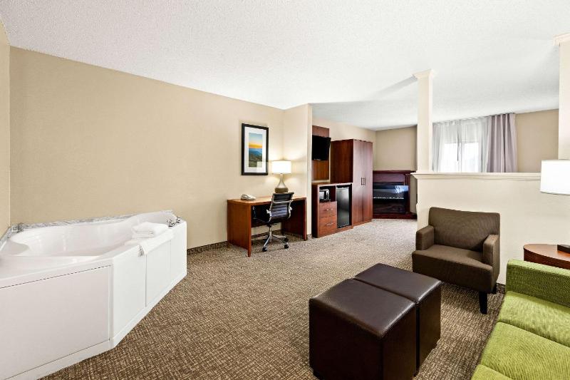 King Suite with Hot Tub- Non-Smoking image 2