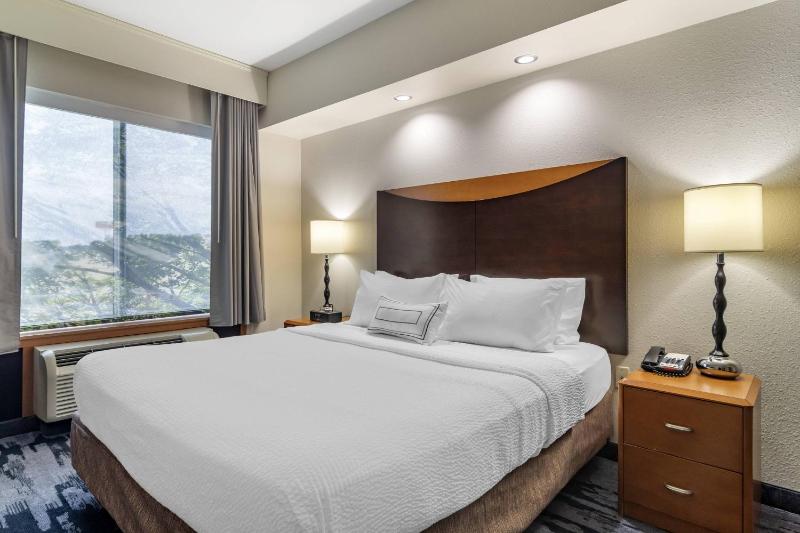 One-Bedroom King Suite with Sofa Bed image 3