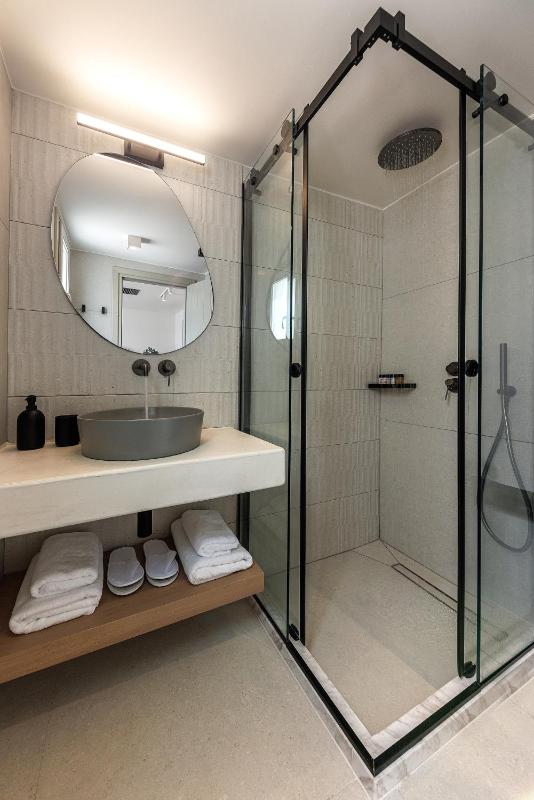 1 Bedroom apartment with partial sea view and Hot Tub image 4