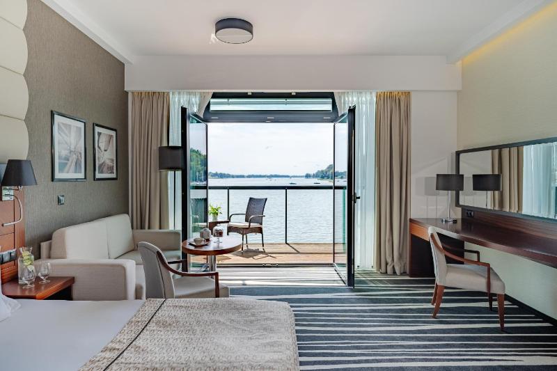 Superior Twin Room with Lake View image 3