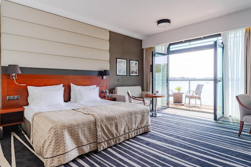 Superior Twin Room with Lake View image 1