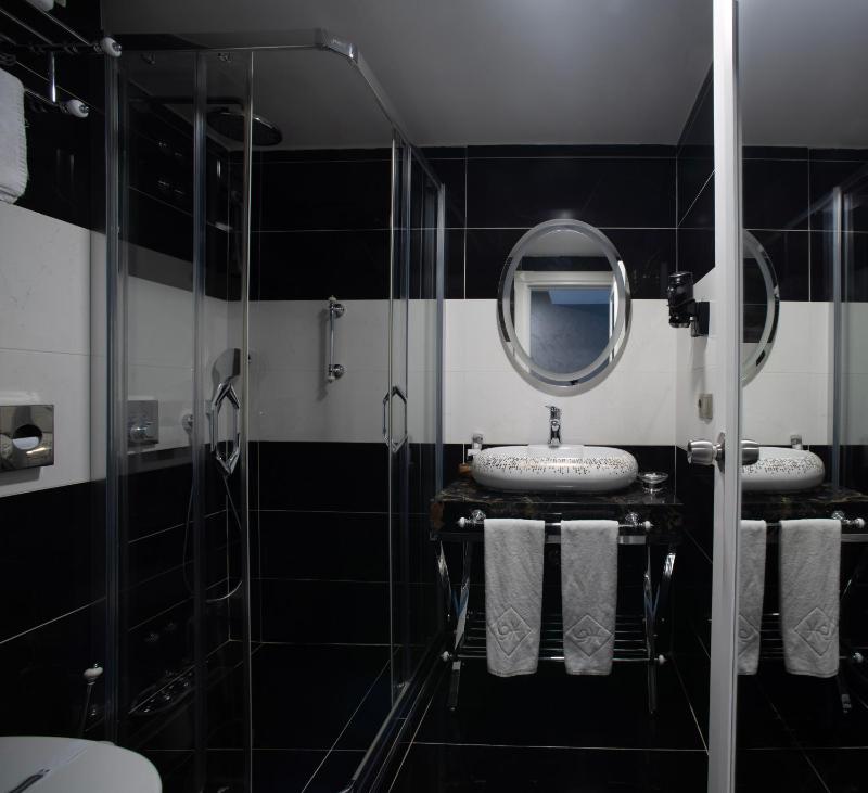 Deluxe Double Room image 3