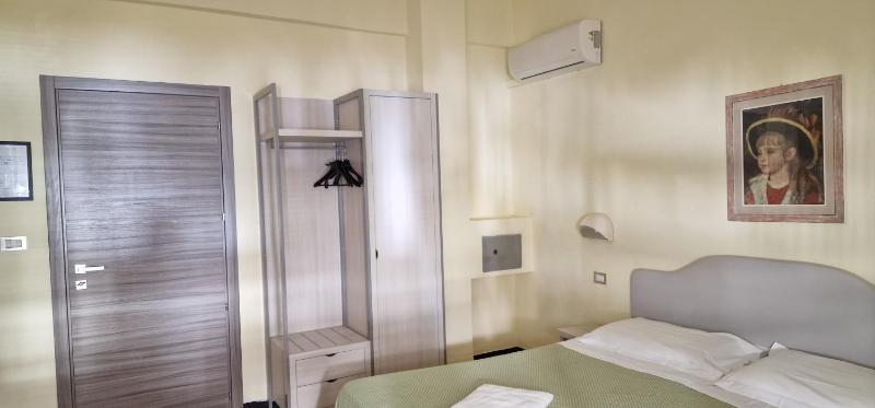 Standard Quadruple Room image 2