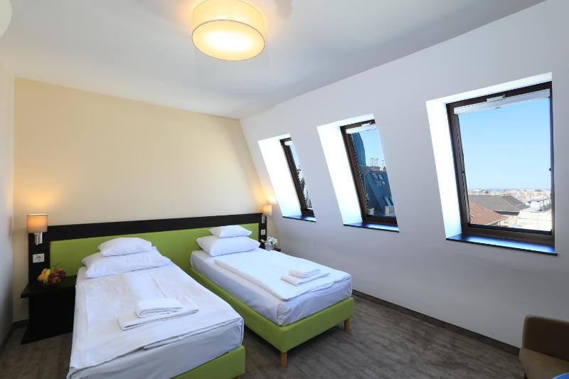 Economy Twin Room image 1