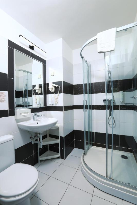 Economy Twin Room image 3