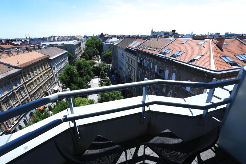Superior Double Room with Balcony image 3