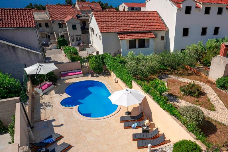 Hektorovic poolside apartments - image 37