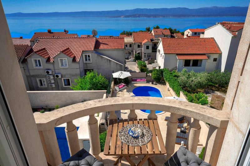 Hektorovic poolside apartments - image 1