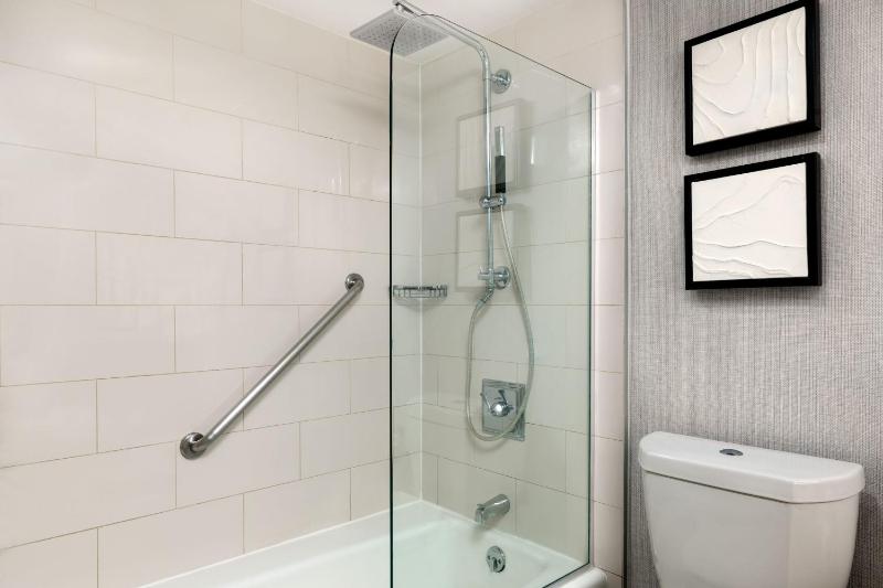 Deluxe Guest Room, 2 Doubles, Bay View image 2