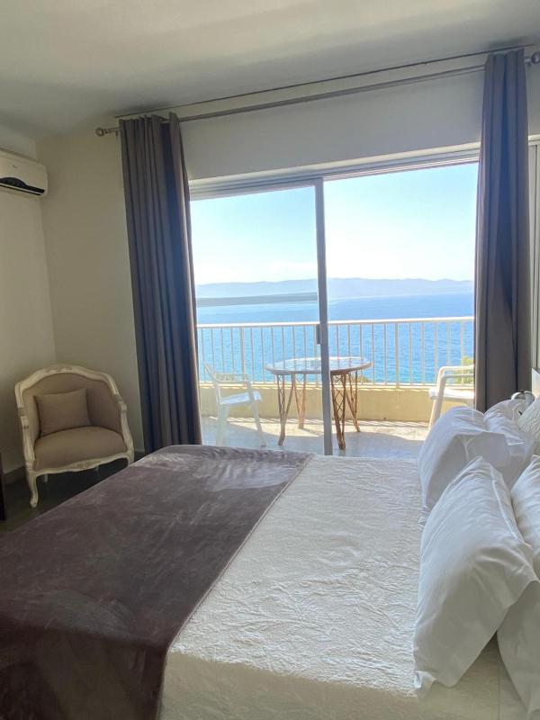 Double Room with Sea View image 4