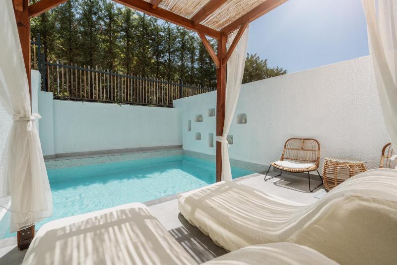 Royal Swim Up  Suite image 2