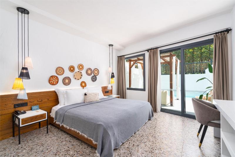 Royal Swim Up  Suite image 1