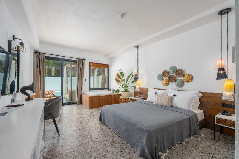 Royal Honeymoon Room image 1