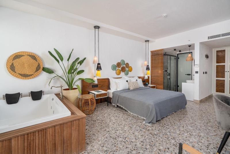 Royal Honeymoon Room image 4