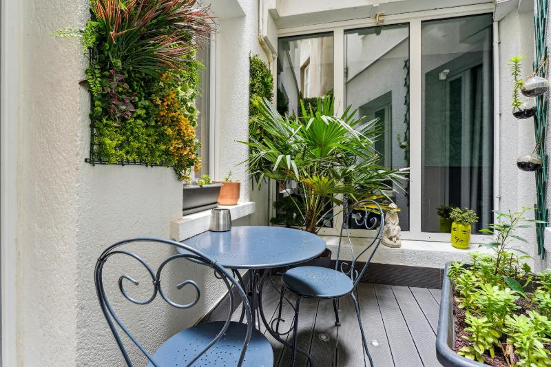 Superior Double Studio (2 Adults) - 106 Rue de Paris image 3