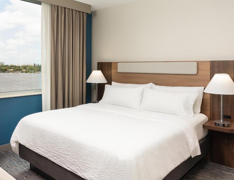King Suite with Lagoon View image 2