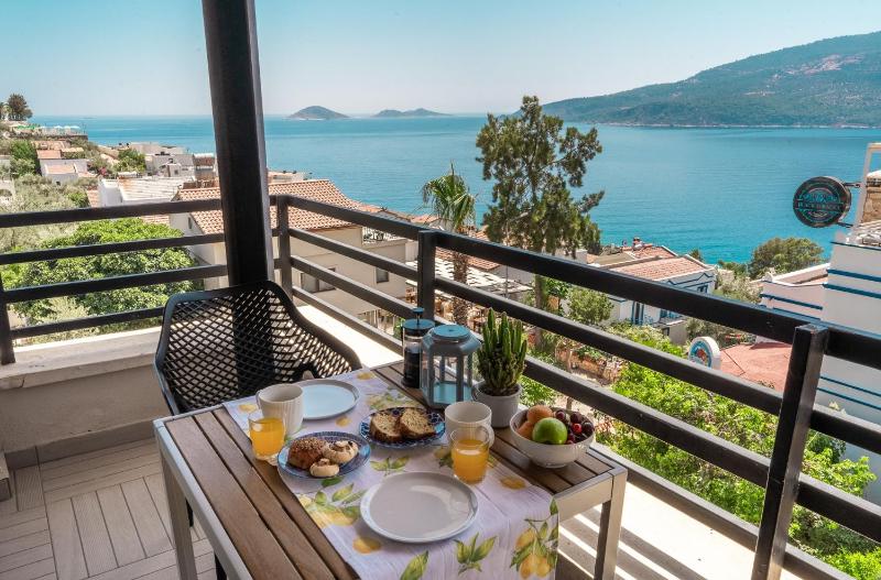 Deluxe Double Room with Balcony and Sea View image 4