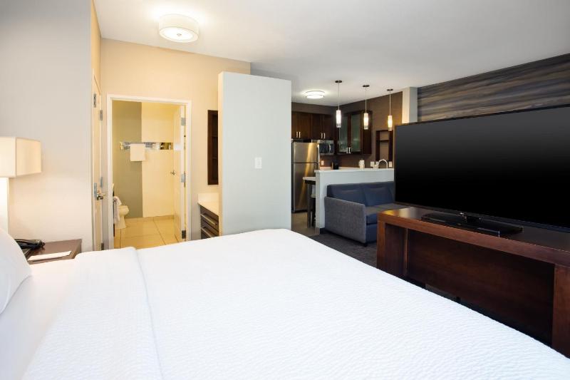 One-Bedroom Suite with Sofa Bed image 4